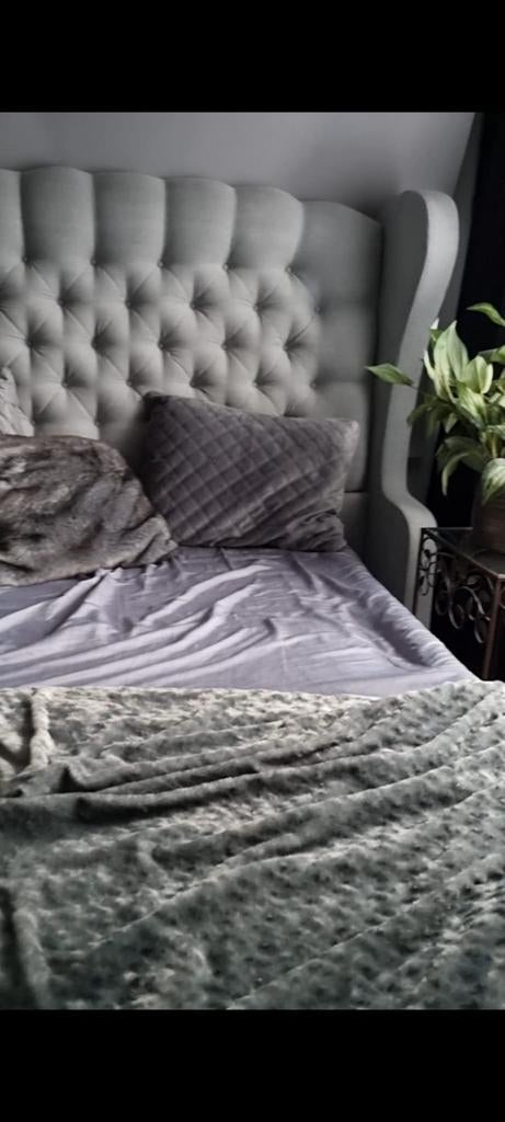 Bedhoofd gecapitonneerd. Grijze stof.180 breed., Huis en Inrichting, Slaapkamer | Boxsprings, Ophalen, Tweepersoons, Grijs, 180 cm