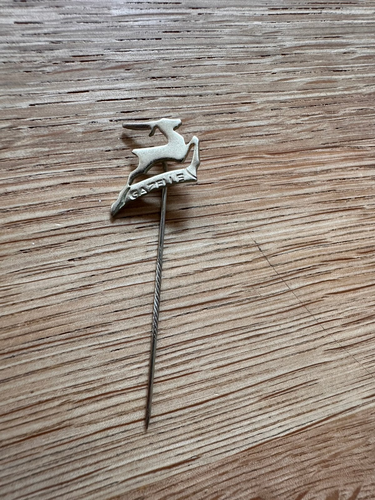 Vintage zilveren Gazelle pin, Ophalen of Verzenden, Gebruikt, Speldje of Pin