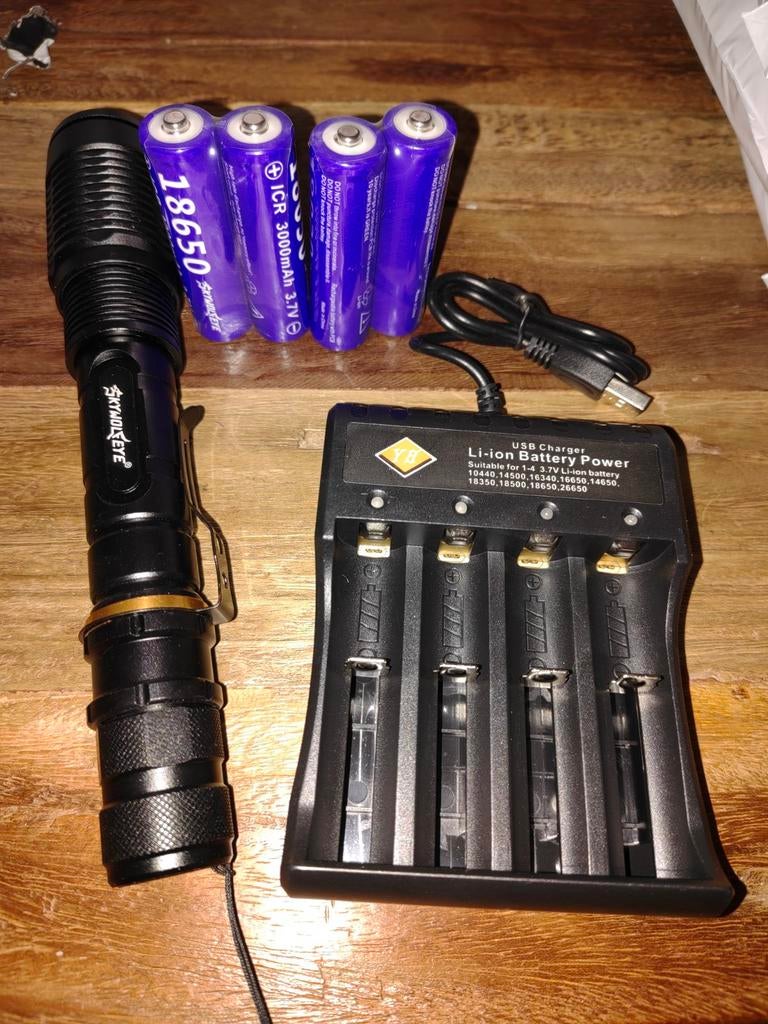 Zaklamp met batterijen en oplader, Ophalen of Verzenden