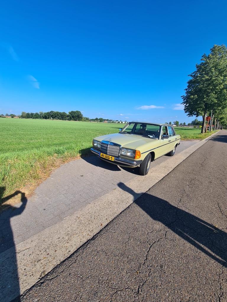 Mercedes-Benz 200 W123 1984 Automaat Oldtimer, Auto's, Automaat, Beige, 4 cilinders, Leder en Stof