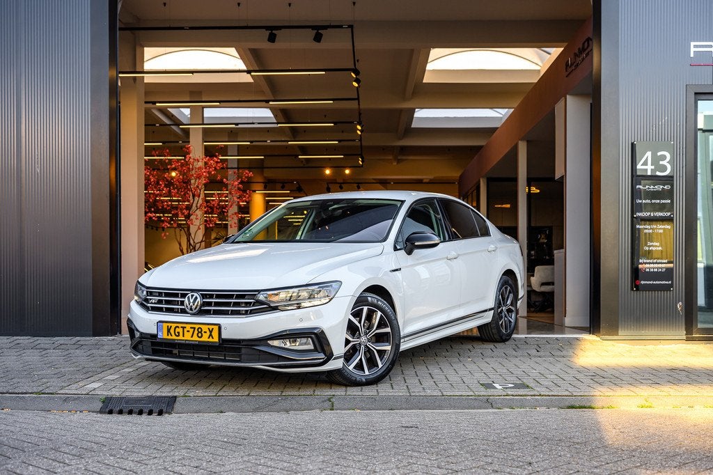 Volkswagen Passat 1.5 TSI R-Line|Camera|Acc|Lane-Assist|Keyl, Stof, Zwart, 4 cilinders, 150 pk