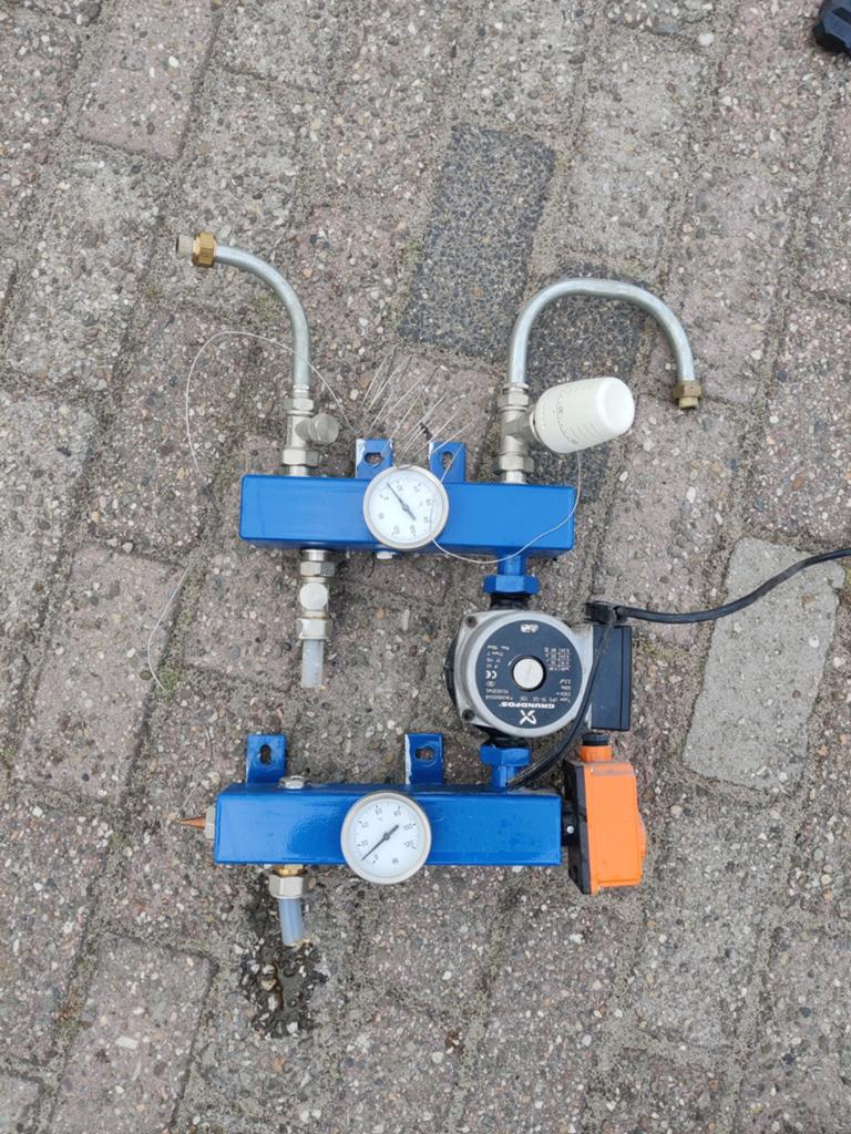 1 Groeps verdeler vloerverwarming pomp verdeelblok Grundfos, Gebruikt, Minder dan 30 cm, Overige typen, Minder dan 60 cm