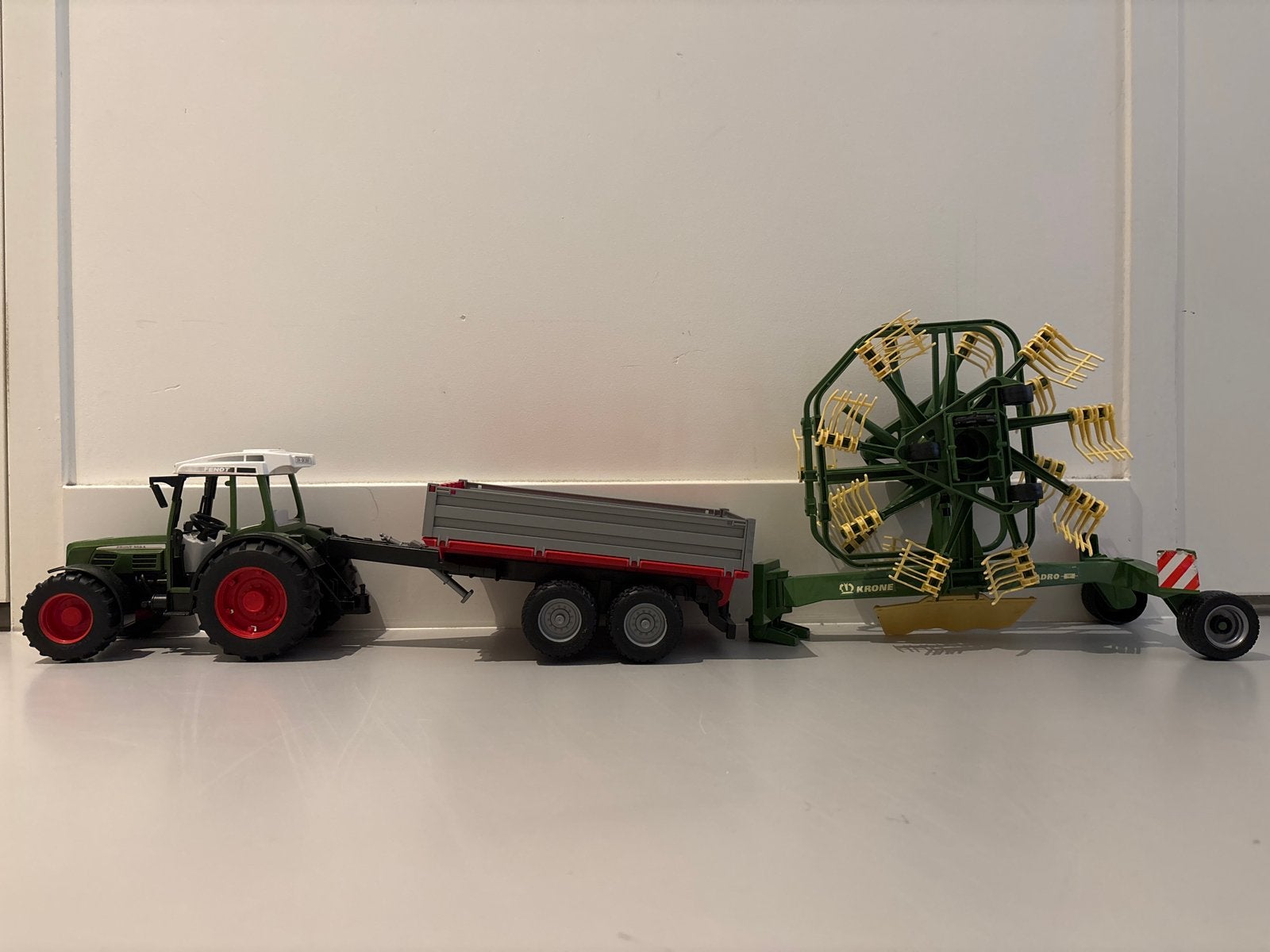 Fendt tractor met aanhanger en hark speelgoedset, Verzenden, Zo goed als nieuw