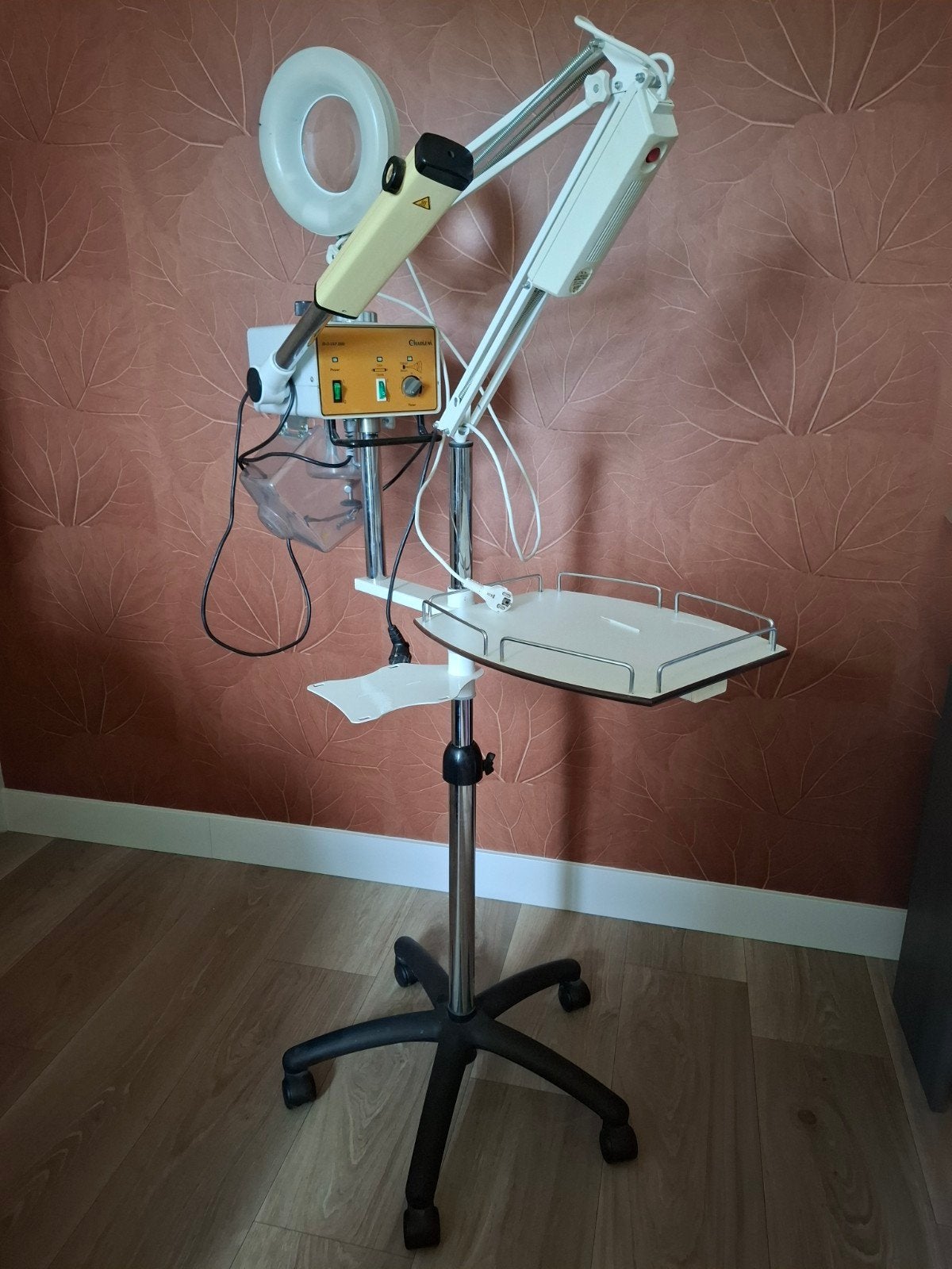Vapozone toren (stoomapparaat) met loeplamp op wieltjes, Ophalen, Gebruikt