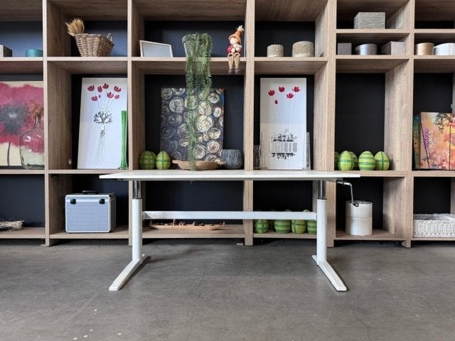 Verstelbaar bureau met slinger, witte - 100€/st, Huis en Inrichting, Gebruikt, Metaal, Ophalen of Verzenden, Computerbureau