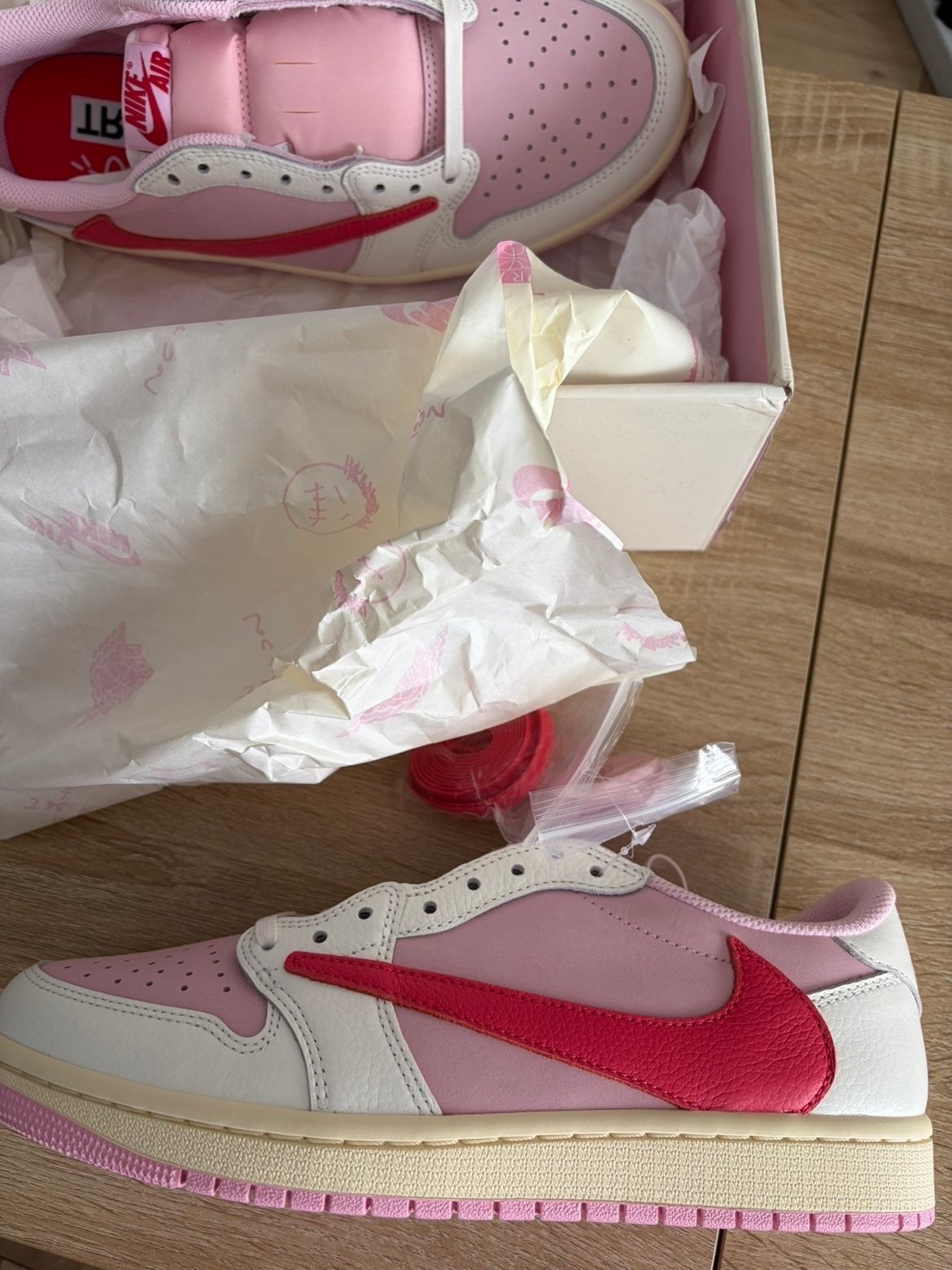 Nike Air Jordan 1 Low x Travis Scott Tropical Pink maat 42, Kleding | Dames, Schoenen, Nieuw, Ophalen of Verzenden, Sneakers of Gympen