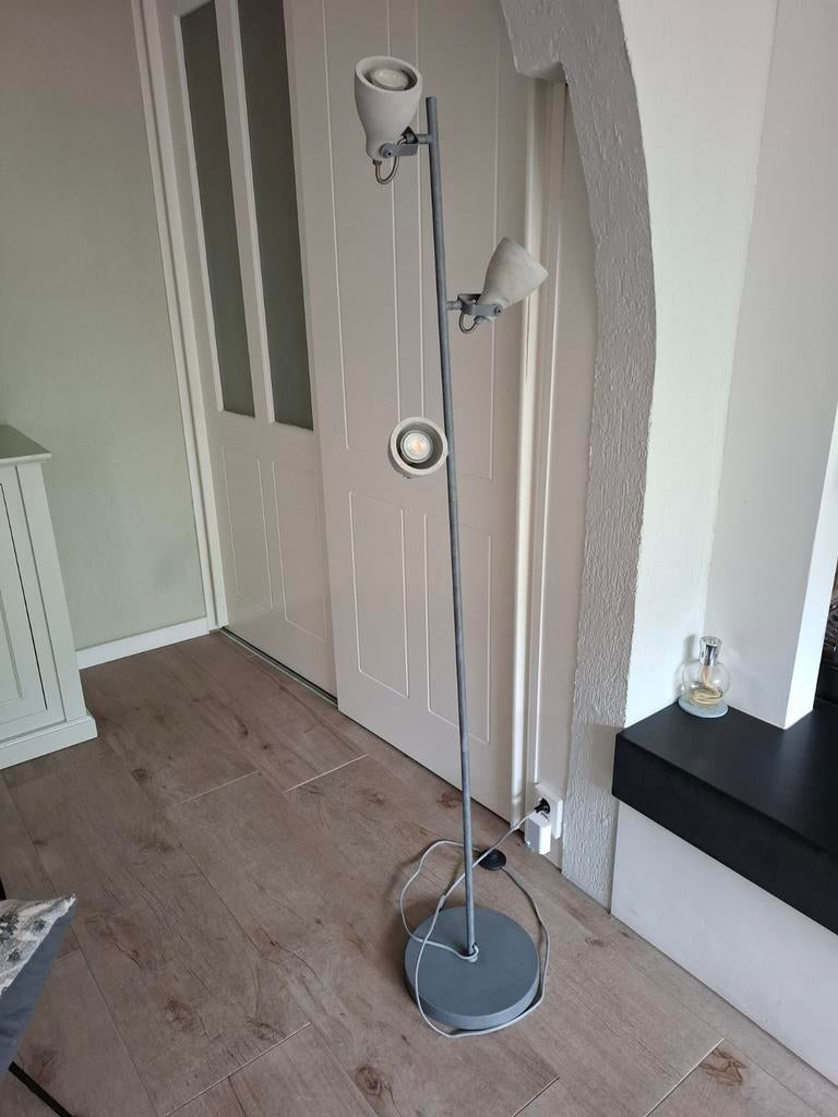 Vloerlamp,  3 spotjes, verstelbaar,  grijs, Huis en Inrichting, Lampen | Vloerlampen, Ophalen, Zo goed als nieuw, Overige materialen