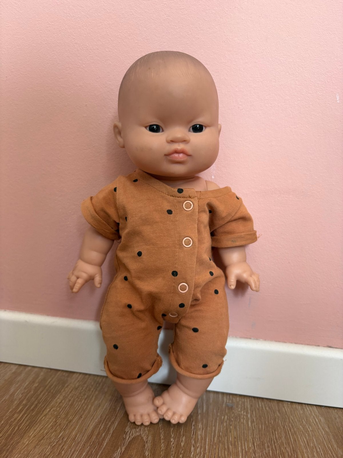 Paola Reina pop - schattige babypop met stipjes jumpsuit, Ophalen of Verzenden, Zo goed als nieuw, Babypop