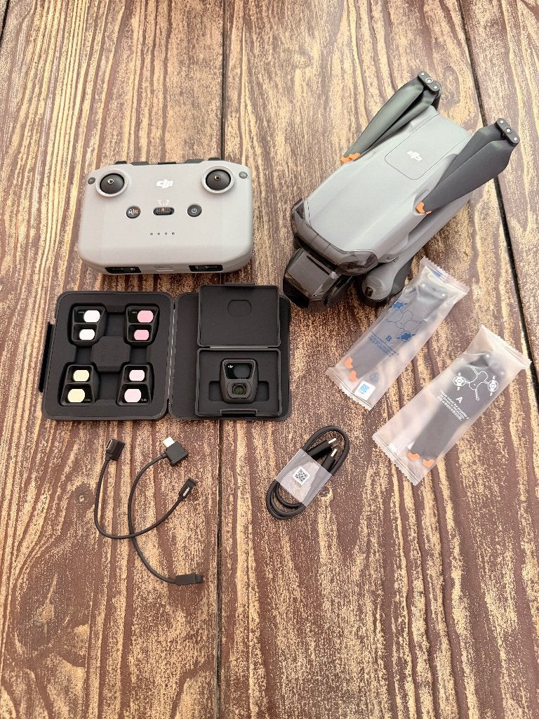 DJI Air 3 – Zo goed als nieuw – Inclusief DJI accessoires, 250 tot 900 gram, Cameradrone, 5 tot 10 kilometer, Zo goed als nieuw