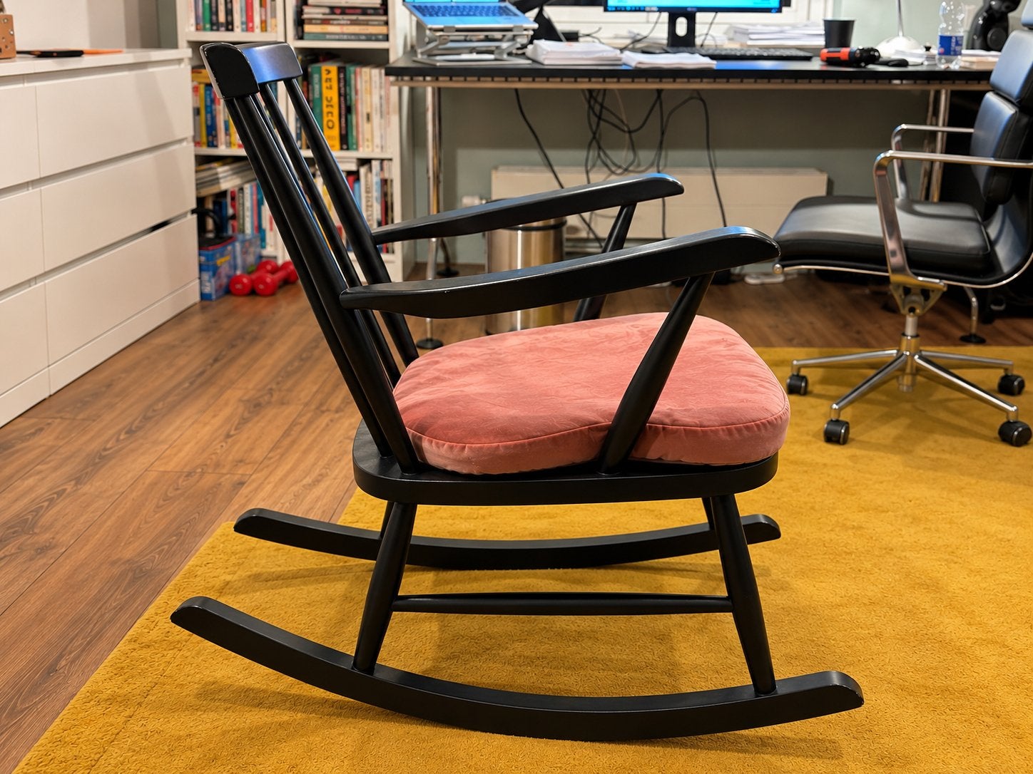 Zwarte schommelstoel met velvet kussen Pastoe, Gebruikt, Mid century modern, Zwart, Ophalen of Verzenden
