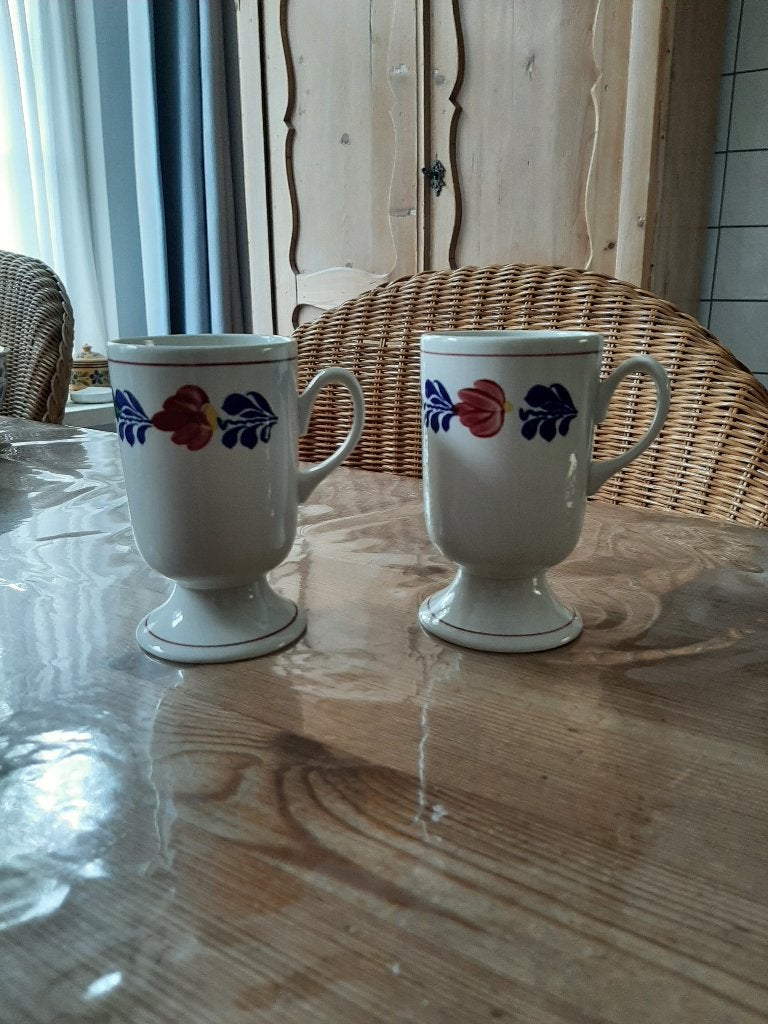 BOERENBONT BOCH - 2 MOKKEN MET OOR OP VOET, Huis en Inrichting, Keuken | Servies, Overige merken, Landelijk/Boerenbont, Zo goed als nieuw