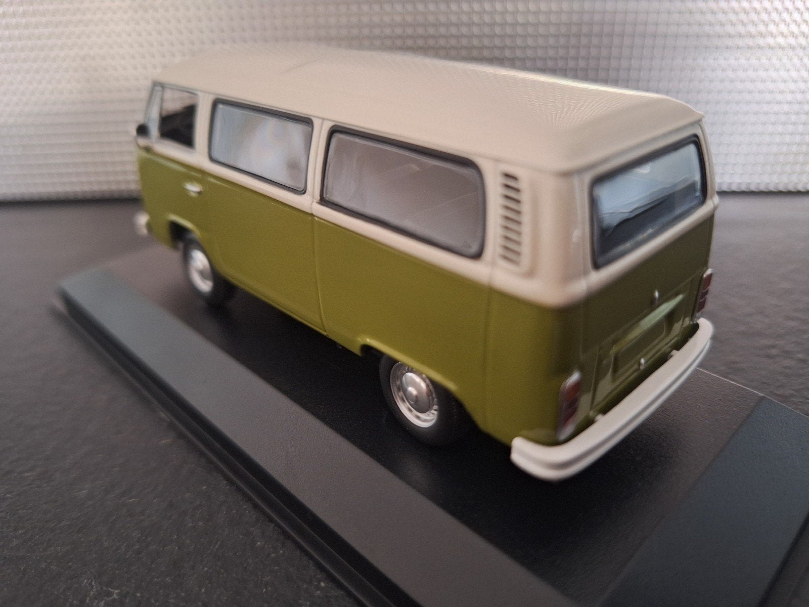 Volkswagen T2 Bus 1972 Groen  Schaal 1:43, Hobby en Vrije tijd, Modelauto's | 1:43, Overige merken, Nieuw, Ophalen of Verzenden