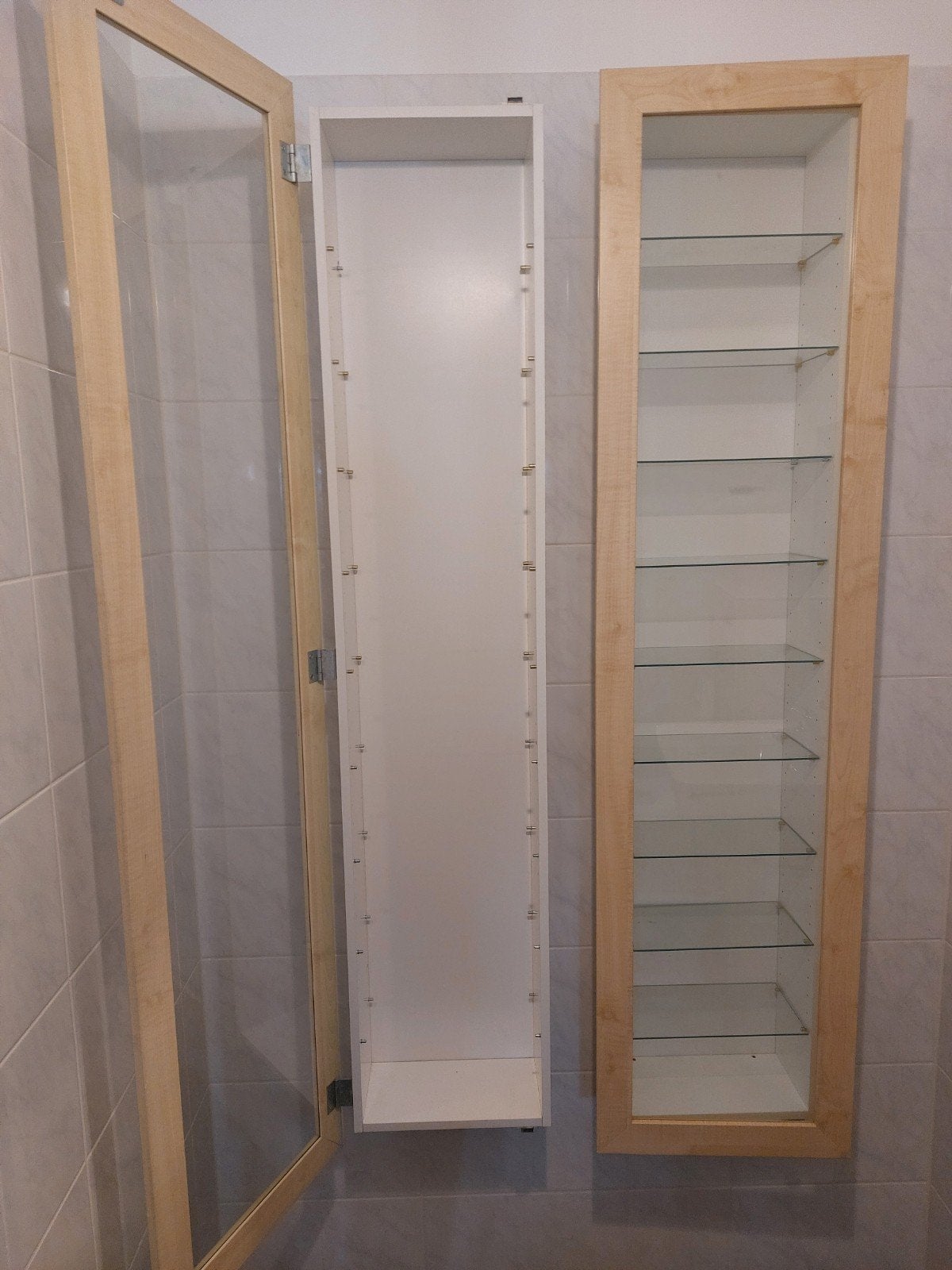 Twee smalle houten vitrinekasten met glazen planken, Huis en Inrichting, Kasten | Overige, Ophalen, Gebruikt