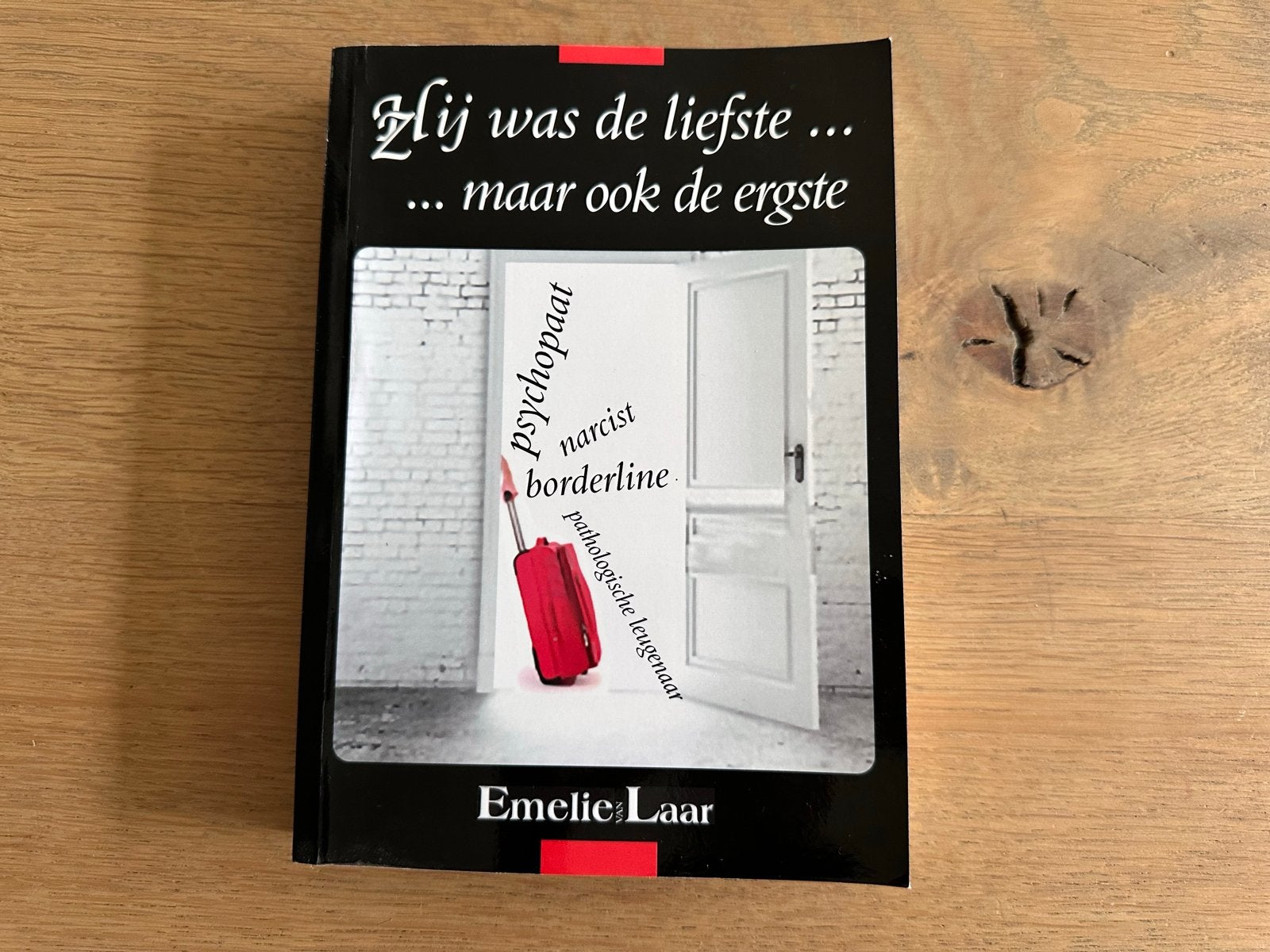 Hij was de liefste... maar ook de ergste - Emelie Laar, Boeken, Ophalen of Verzenden, Zo goed als nieuw, Klinische psychologie
