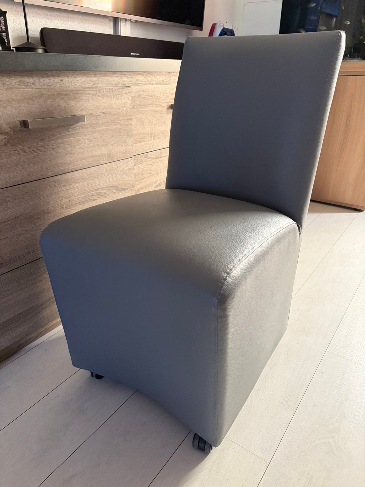 4 eetkamer stoelen met wielen grijs, Ophalen of Verzenden, Zo goed als nieuw, Minder dan 75 cm, Minder dan 150 cm