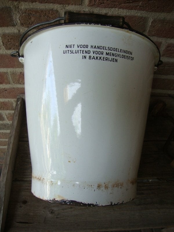Witte emaille emmer met houten handvat, Ophalen