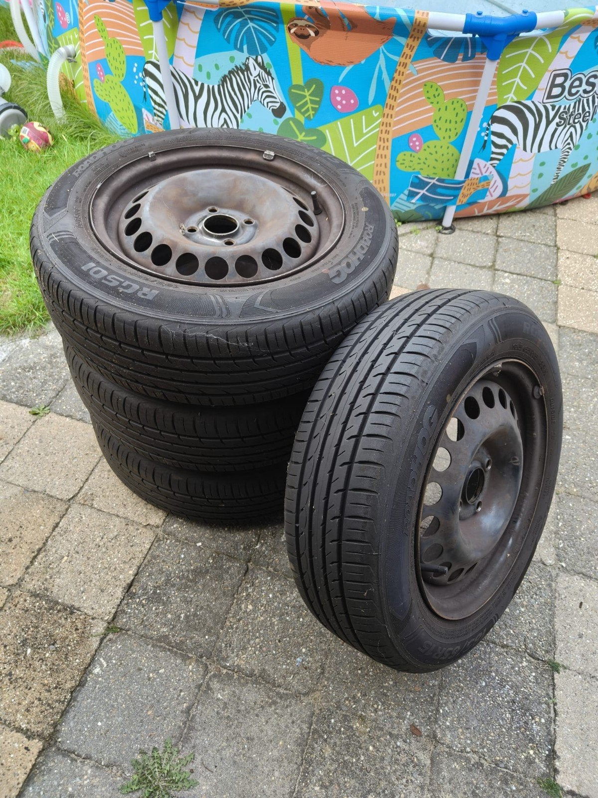 4x Zomerbanden Opel Corsa (bijna nieuw)op stalen velg 185/65, Auto-onderdelen, Ophalen, Gebruikt, 15 inch, Banden en Velgen