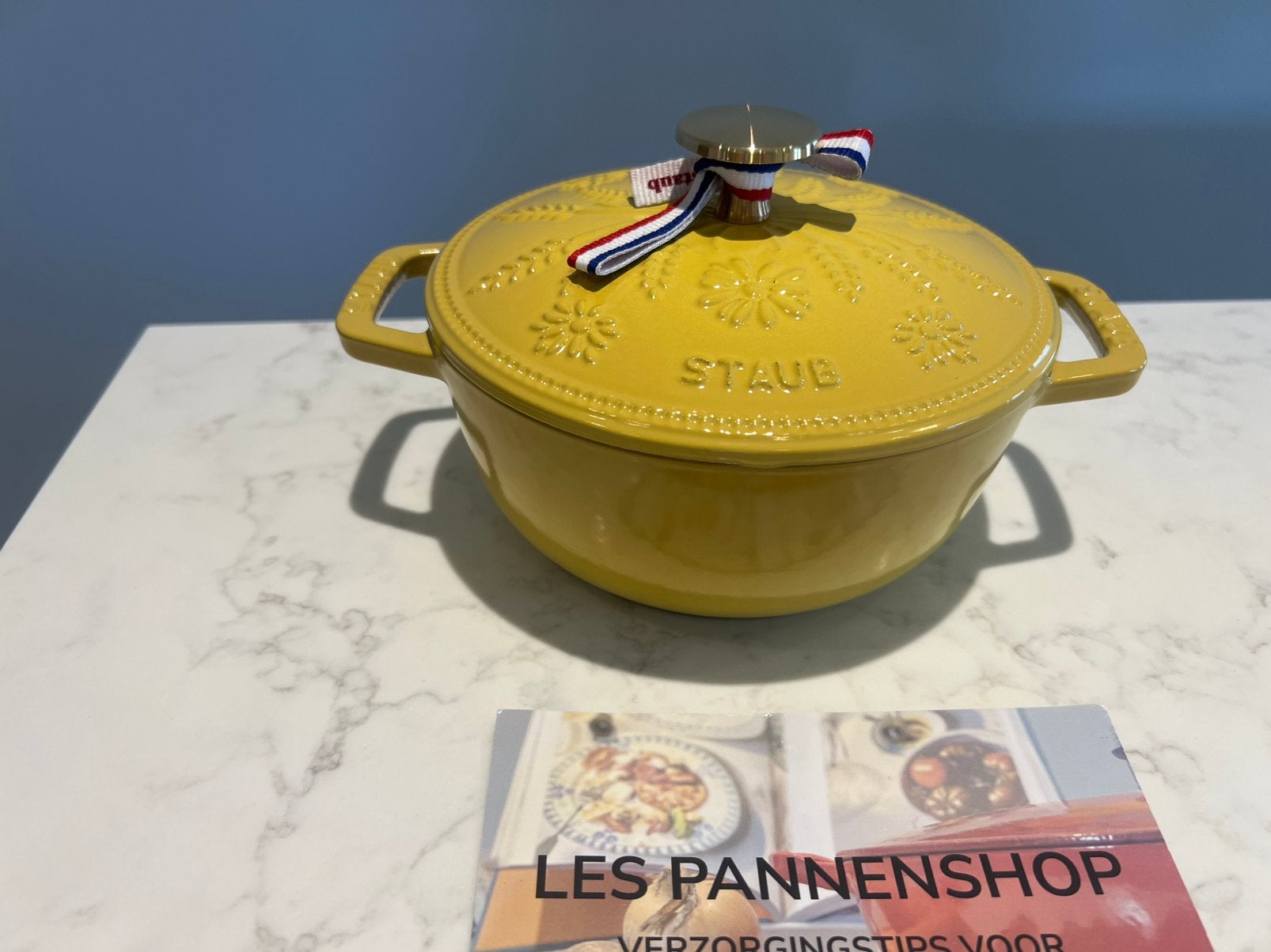 Nieuw gietijzeren Staub pan Mosterd geel, 16 cm, Gietijzer, Nieuw, Ophalen of Verzenden, Staub