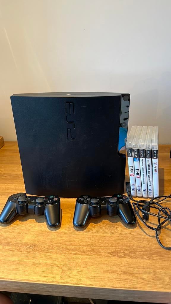 Sony playstation 3 slim 160GB met controllers en games, 2 spelers, Ophalen of Verzenden, Zo goed als nieuw, Vanaf 3 jaar