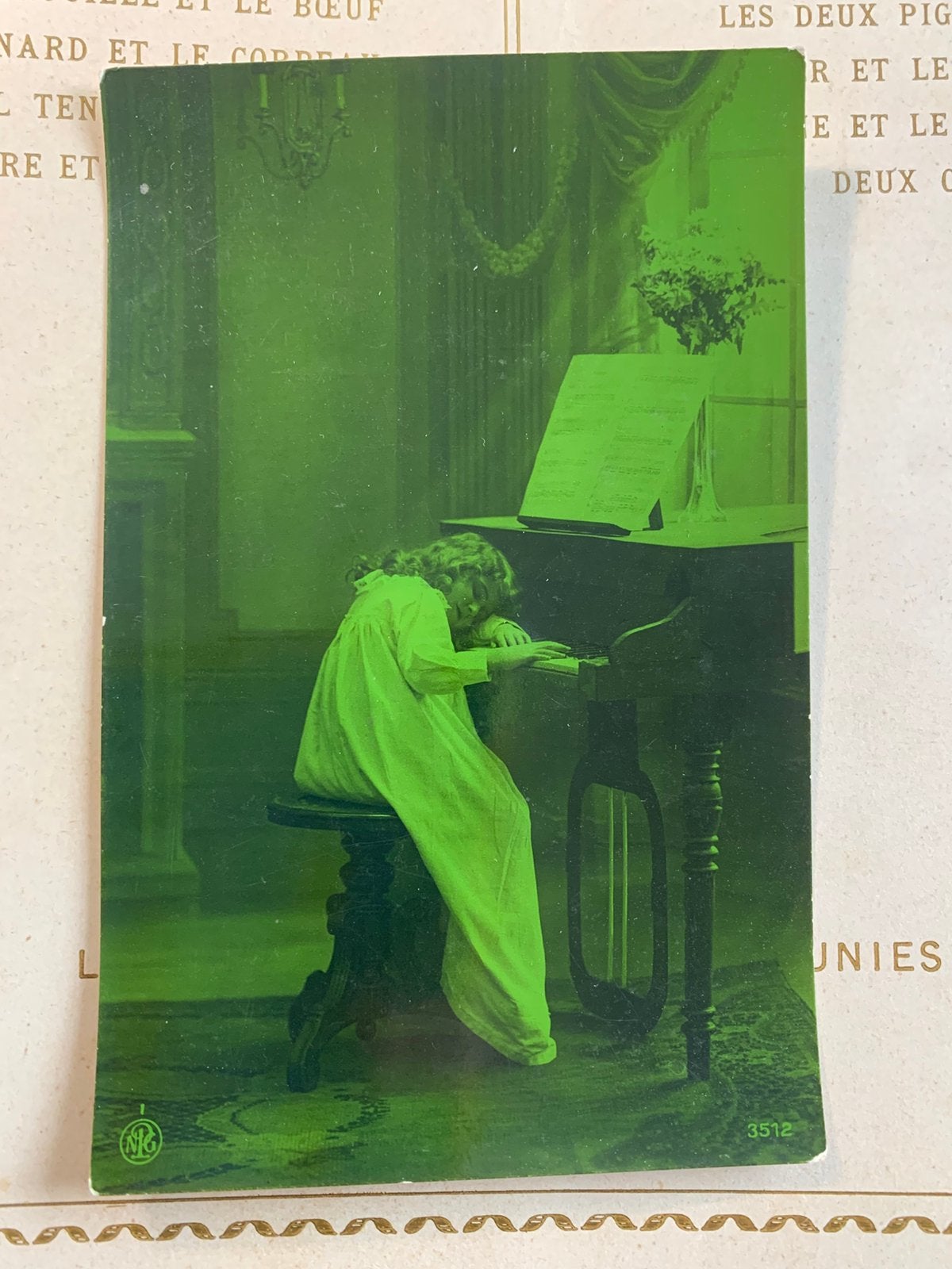 Meisje speelt piano, Ophalen of Verzenden, Voor 1920, Gelopen, Muziek