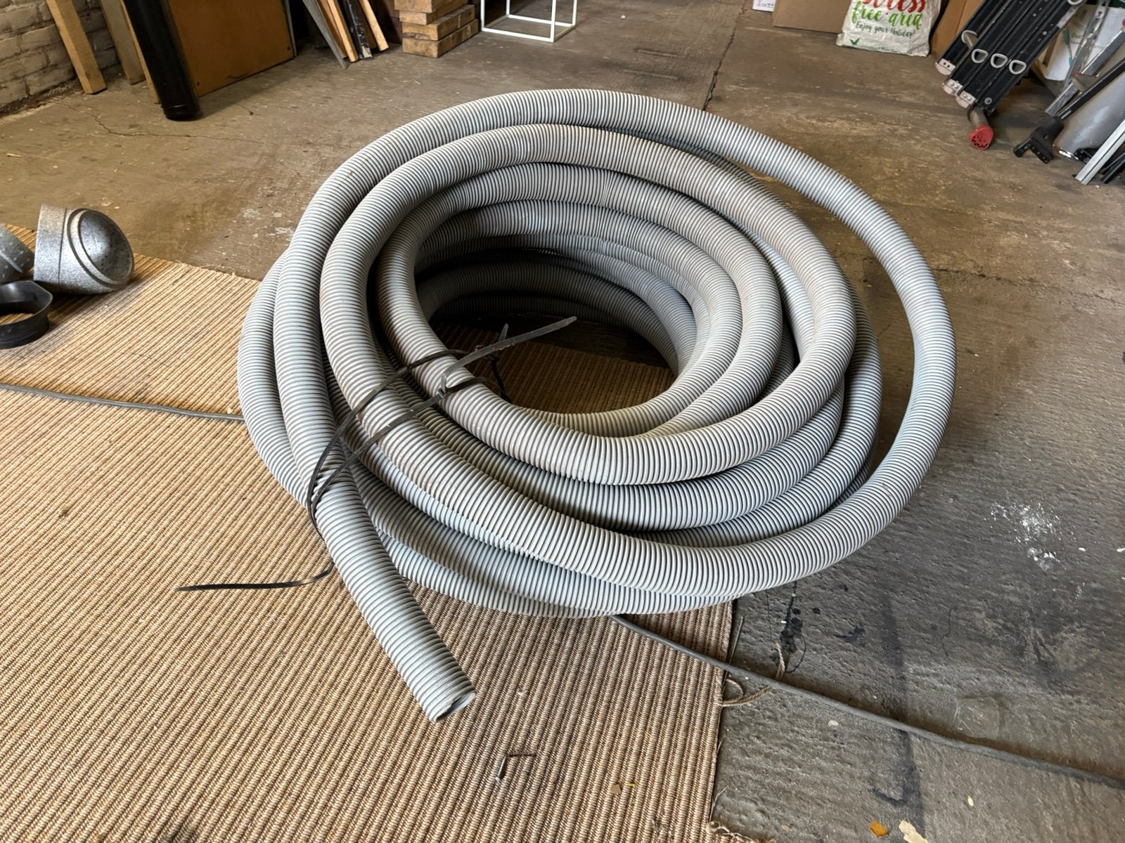 Flexibele rookgasafvoer dubbelwandig 60mm ca 30 meter lang, Ophalen, 6 meter of meer, Overige typen, Zo goed als nieuw