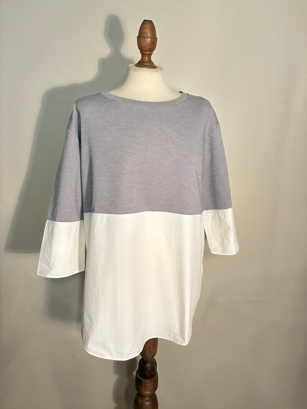 COS BLOUSE GREY/WHITE, Kleding | Dames, Blouses en Tunieken, Verzenden, Zo goed als nieuw, Maat 38/40 (M), Wit