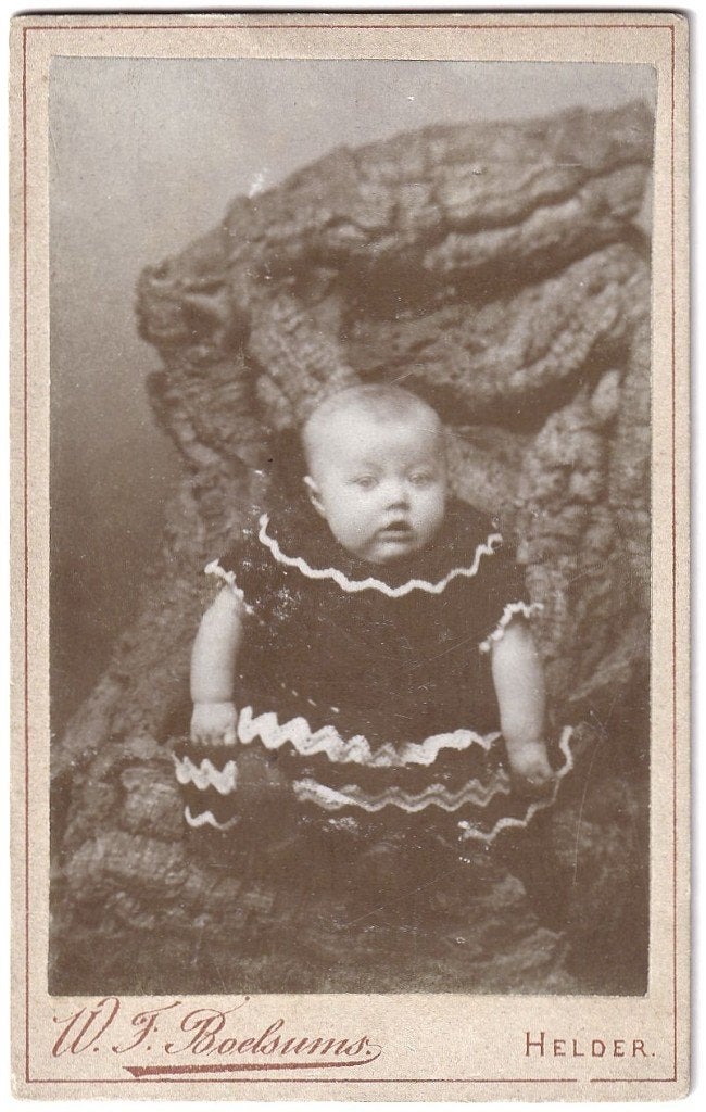 CDV - Kind Baby Deken Gebreide Jurk - Foto Boelsums Helder, Gebruikt, Foto, Ophalen of Verzenden, Voor 1940