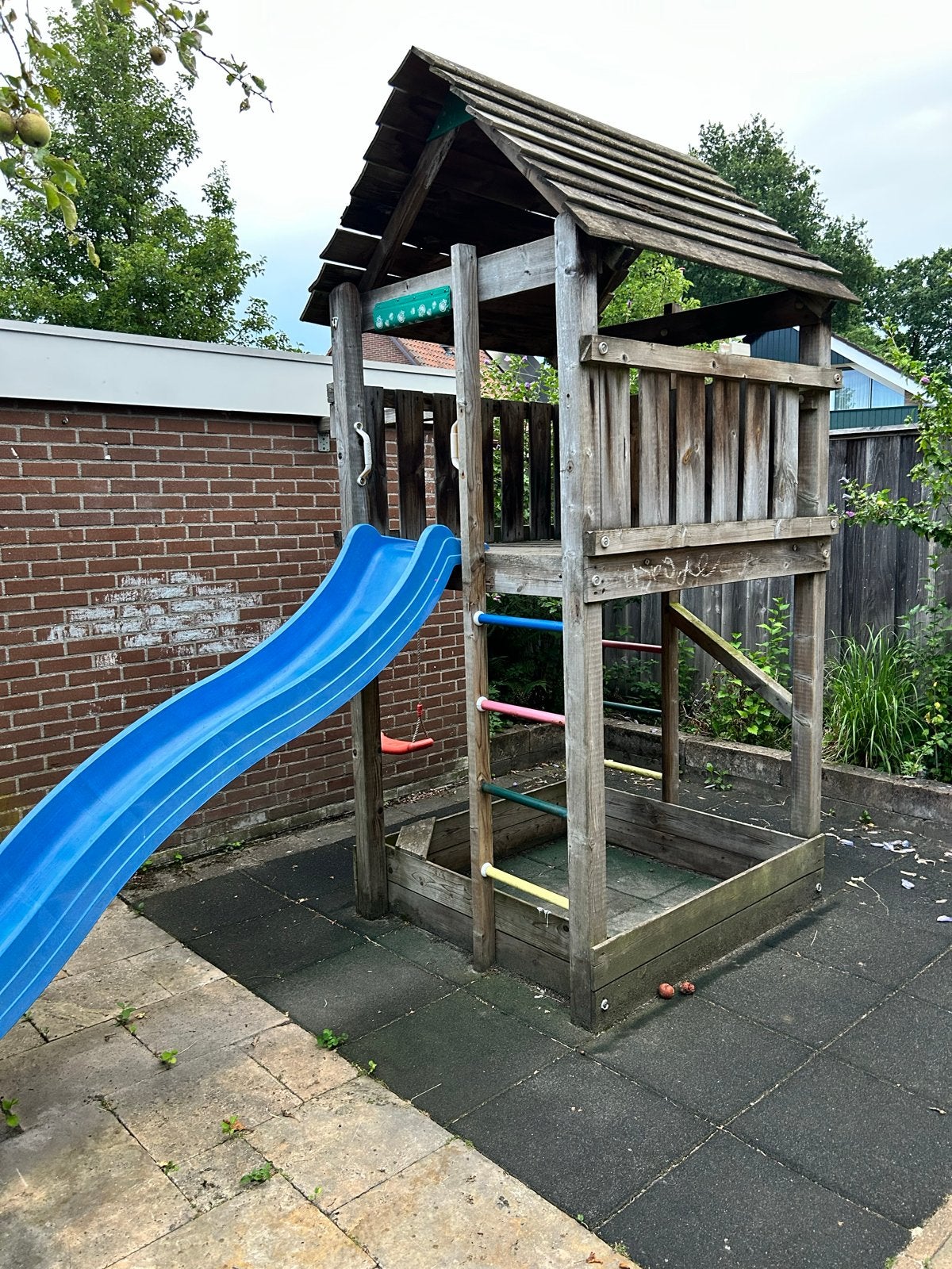 Gebruikt speeltoestel met glijbaan, schommel en zandbak, Ophalen, Gebruikt, Glijbaan