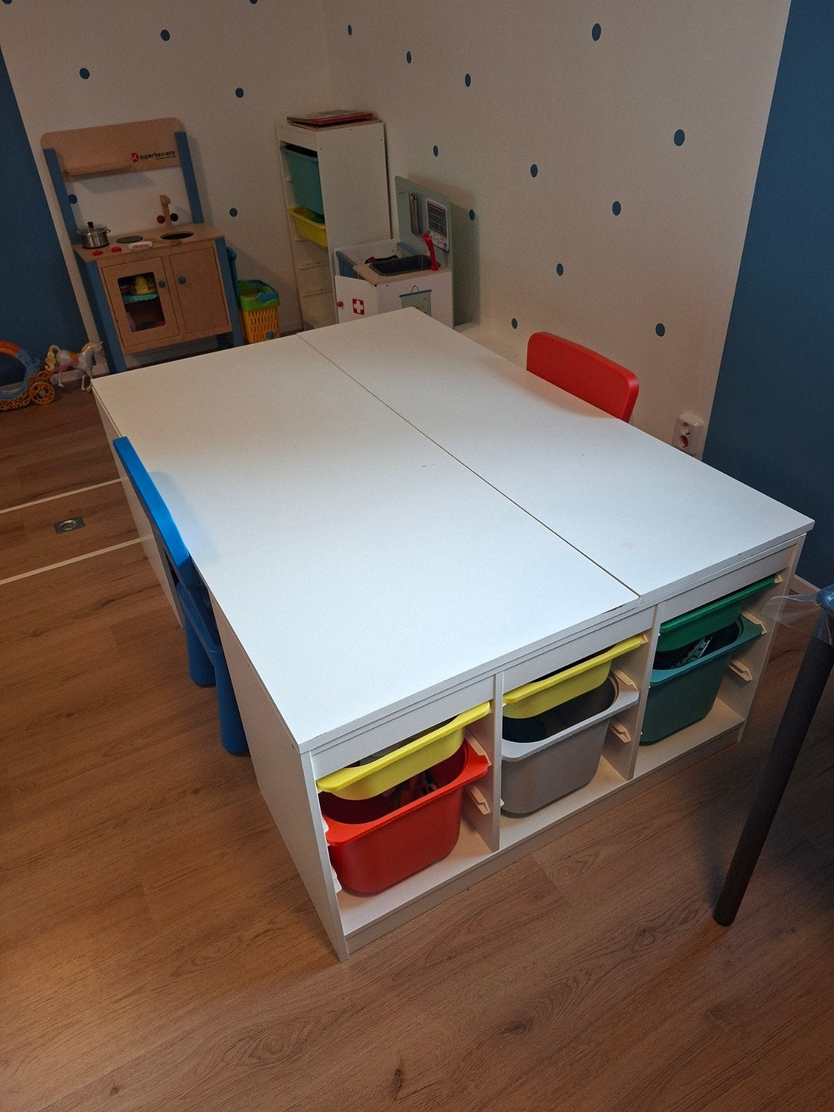 Witte speeltafel met opbergbakken en 2 stoeltjes, Kinderen en Baby's, Kinderkamer | Tafels en Stoelen, Ophalen, Zo goed als nieuw