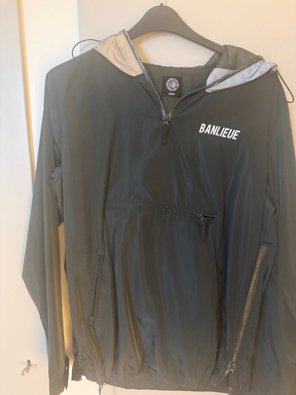 Banlieue Anorak Jas Zwart met Reflecterende Details, Ophalen of Verzenden, Zo goed als nieuw, Maat 38/40 (M), Zwart