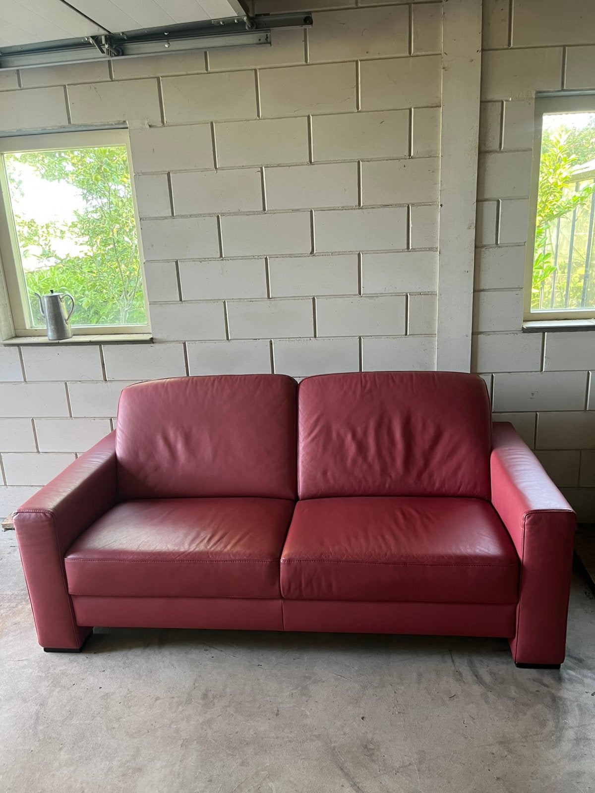 Rood lederen bank, Ophalen, 150 tot 200 cm, Tweepersoons, Zo goed als nieuw