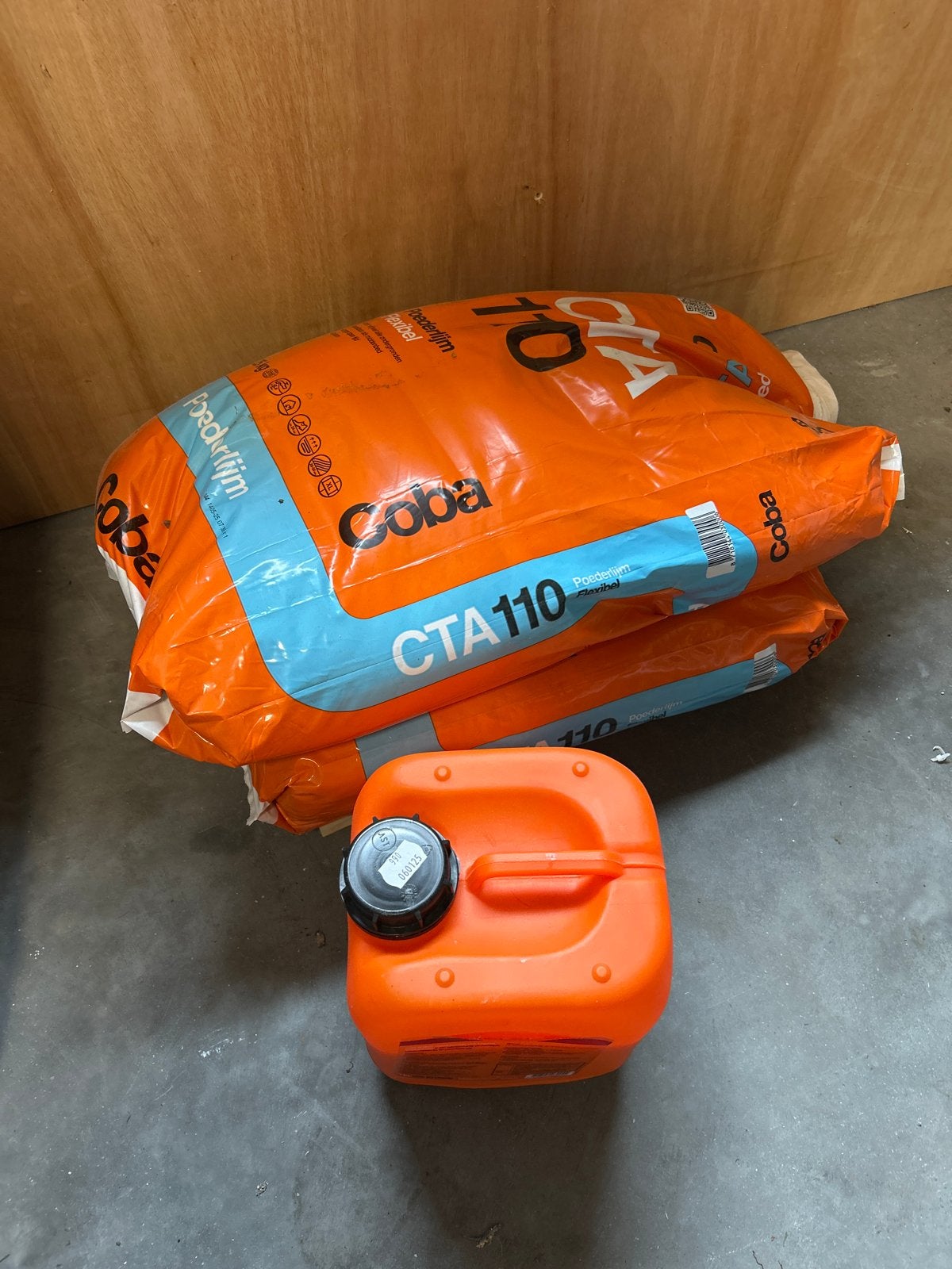 2 zakken tegellijm Coba CTA 110 en voorstrijkmiddel, Ophalen, Overige typen, Nieuw, Minder dan 20 cm