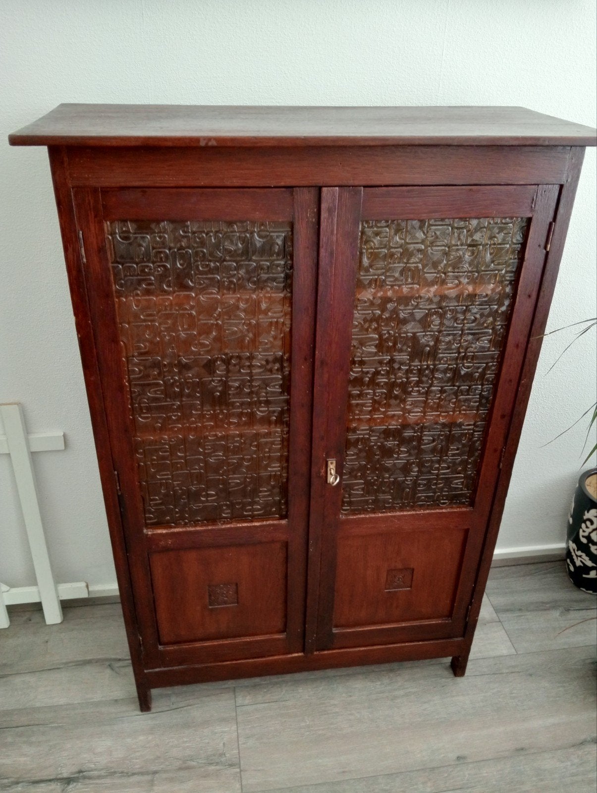 75 jarig Vintage houten kastje met glazen deuren, Ophalen