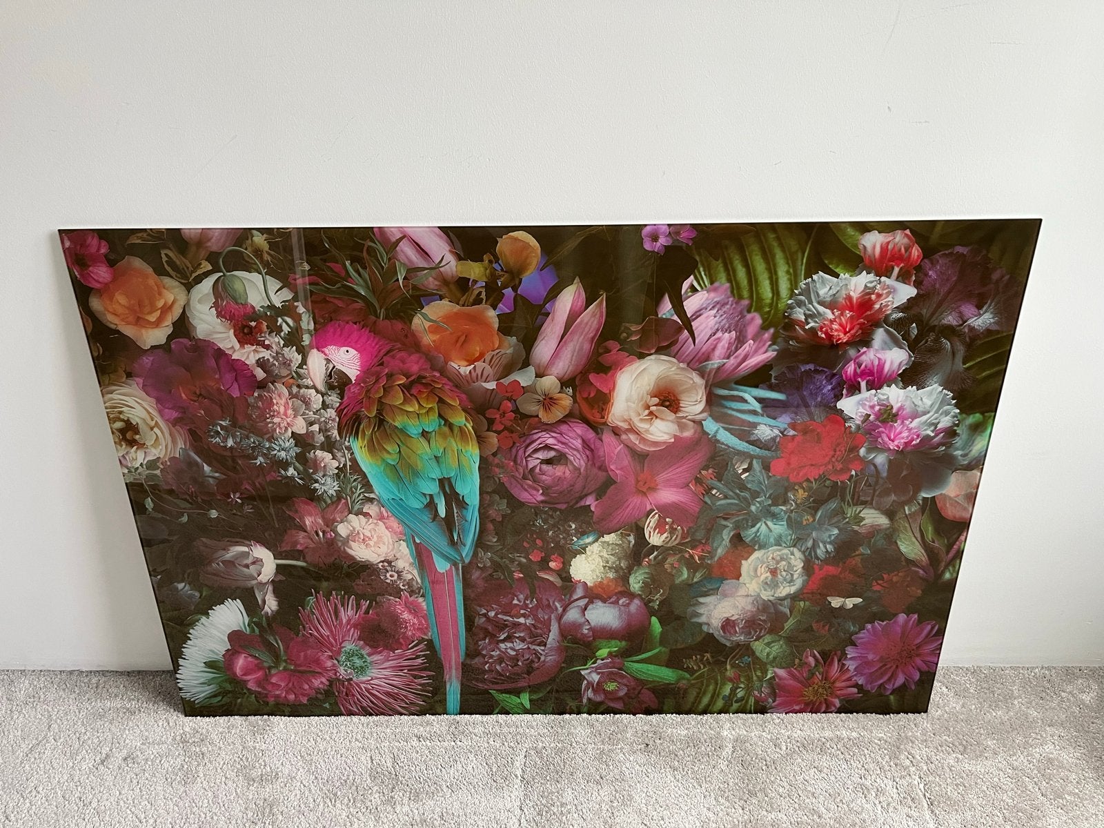 Schilderij op glas met papegaai en bloemen (120x80 cm), Ophalen, Zo goed als nieuw, Schilderij, 100 tot 125 cm