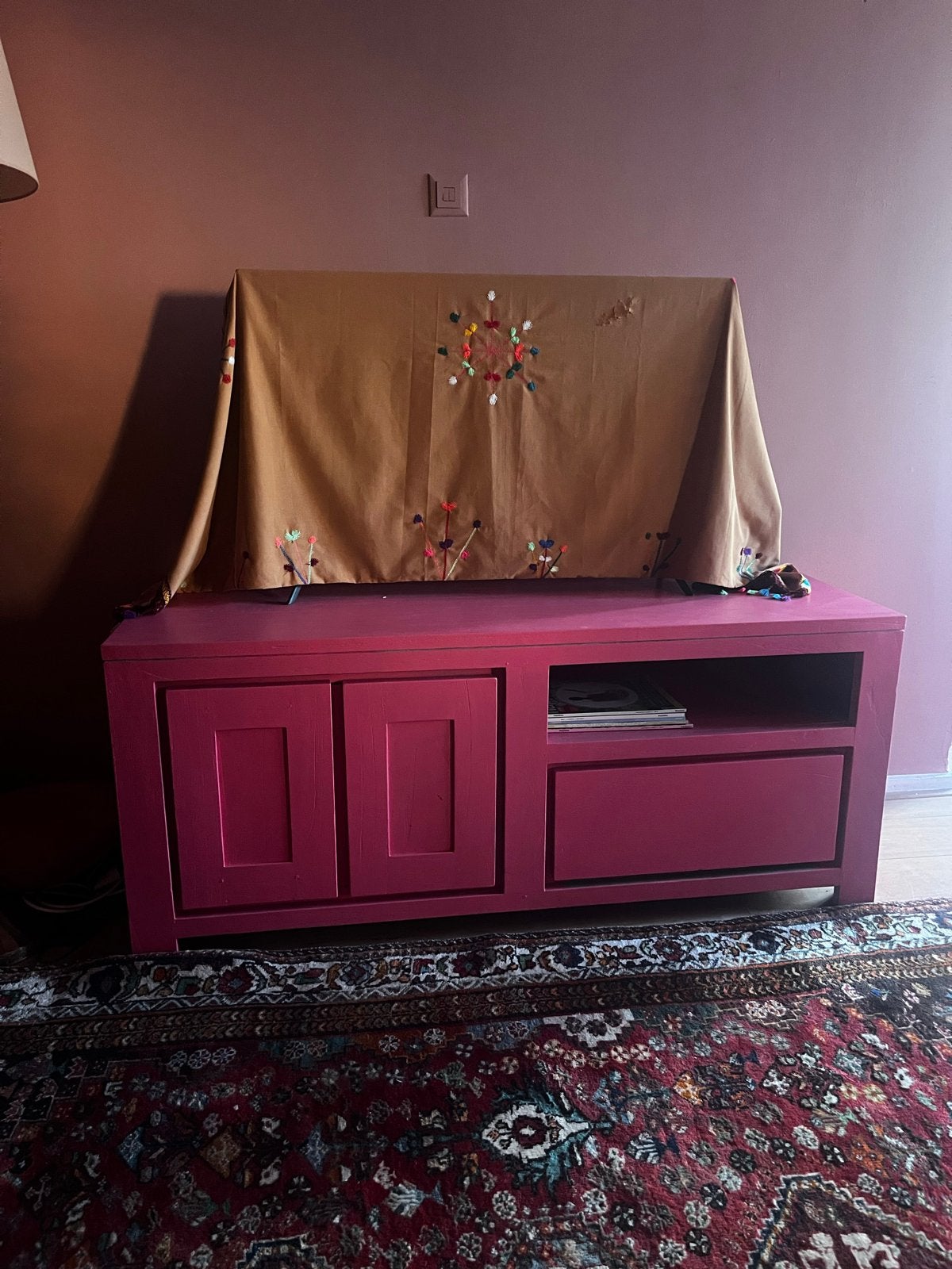 Gratis Opvallend roze tv-meubel met opbergruimte, Ophalen, Gebruikt, 100 tot 150 cm, Minder dan 100 cm