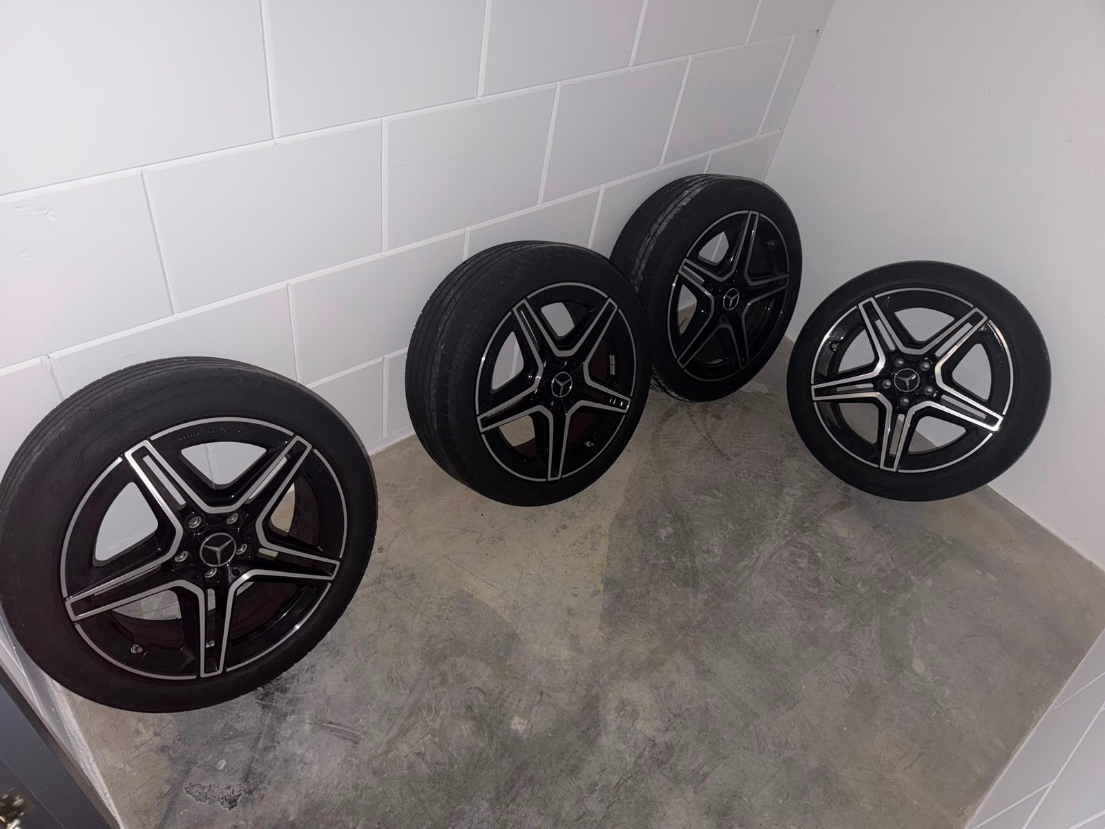 Mercedes AMG 5-spaaks velgen 18 inch met banden en sensoren, Ophalen, 18 inch, Zomerbanden, 225 mm