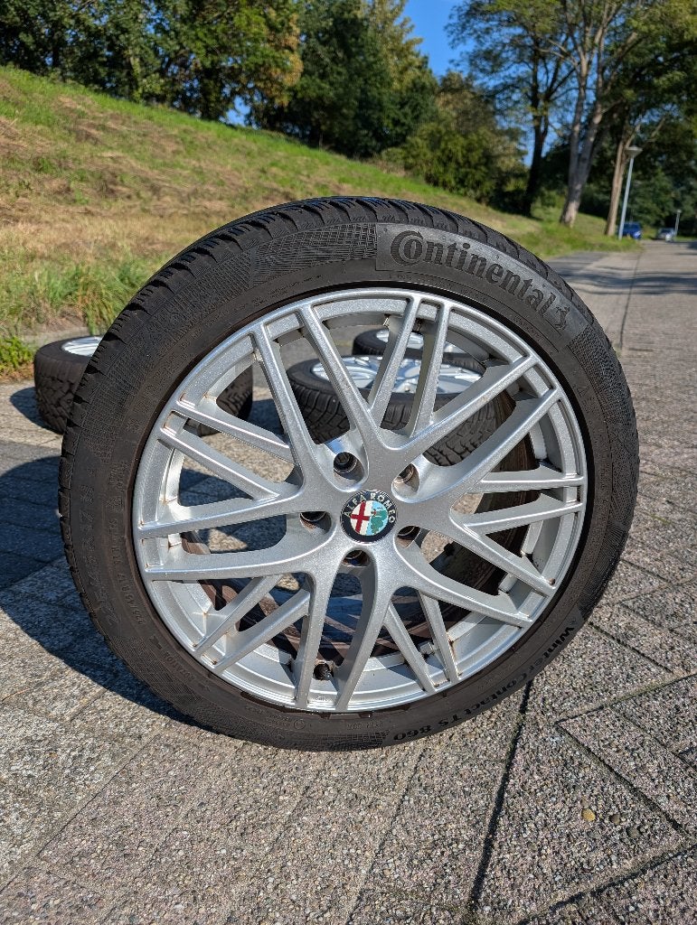 Alfa Romeo 17 inch velgen met Continental winterbanden, Auto-onderdelen, Ophalen, Gebruikt, Banden en Velgen, 17 inch