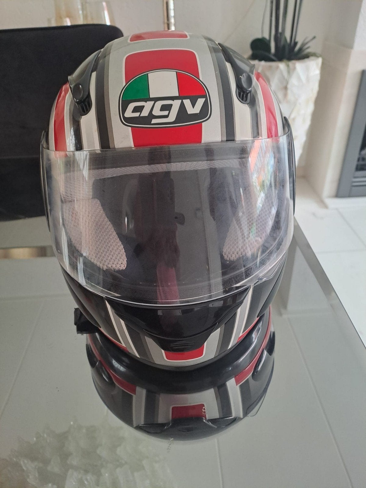 AGV helm in zeer goede staat maat S rood zilver zwart, Motoren, Kleding | Motorhelmen, Ophalen of Verzenden, S, Tweedehands, Integraalhelm