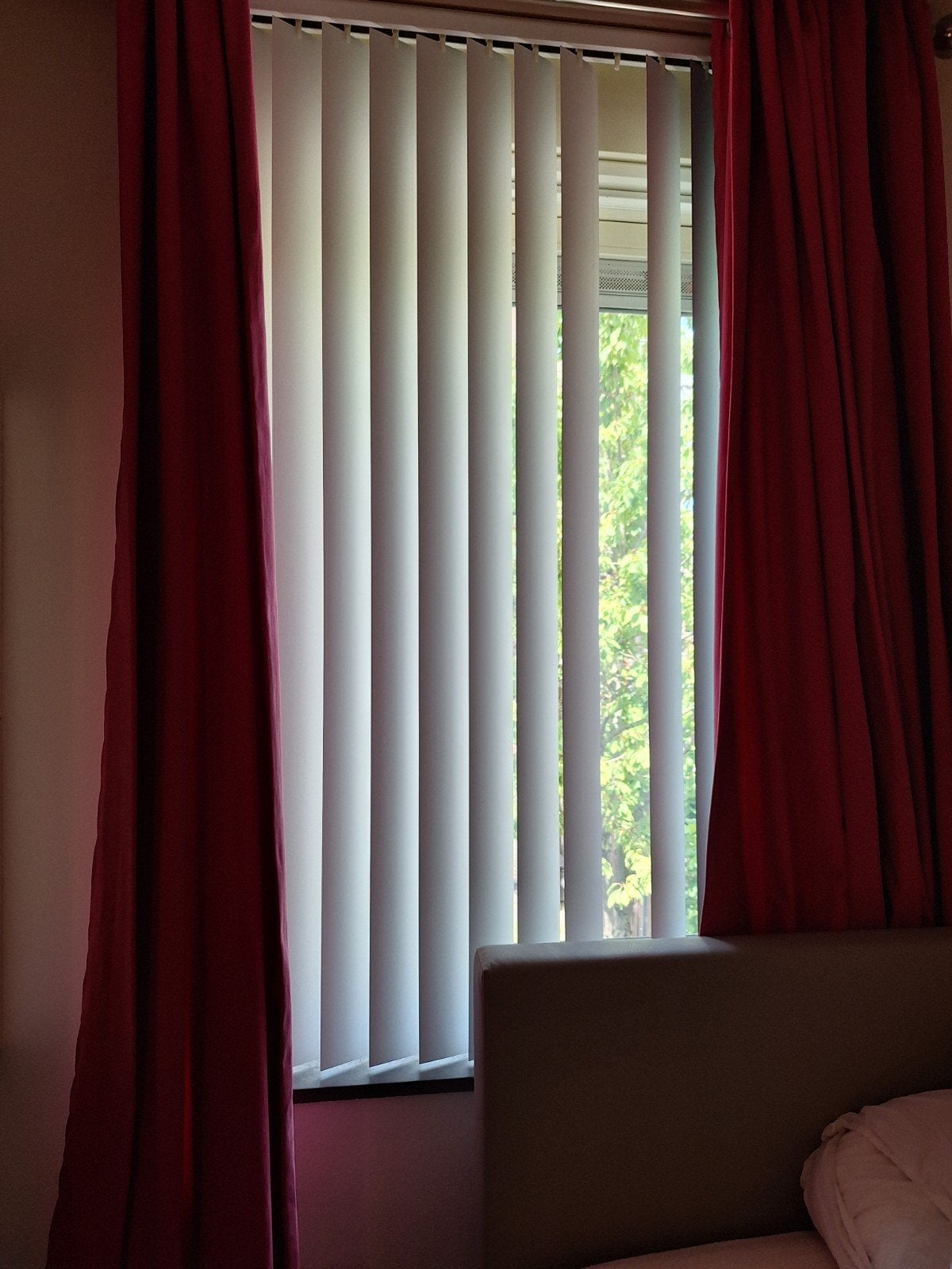 Roze gordijnen en witte lamellen, Ophalen of Verzenden, Gebruikt, Wit, Gordijn