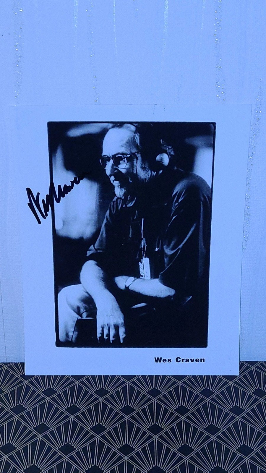 Wes Craven - Gesigneerde Still - Regisseur - Scream Films, Verzenden, Zo goed als nieuw, Film, Foto of Kaart