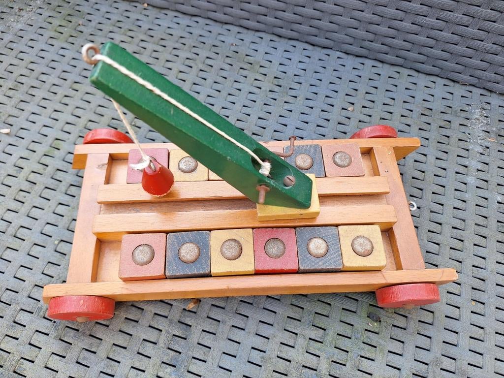 Houten trekkarretje met blokjes met magneten van Sio, Ophalen of Verzenden, Gebruikt, Duw- of Trekspeelgoed