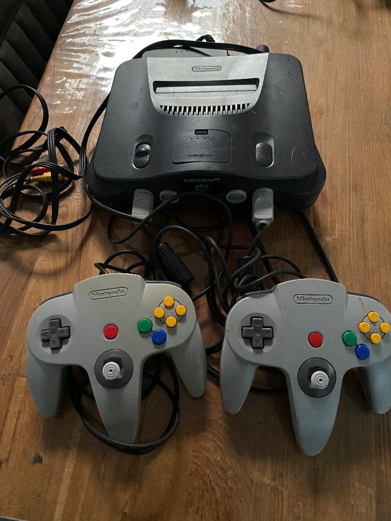 Nintendo 64, Spelcomputers en Games, Spelcomputers | Nintendo 64, Ophalen of Verzenden, Gebruikt, Met 2 controllers