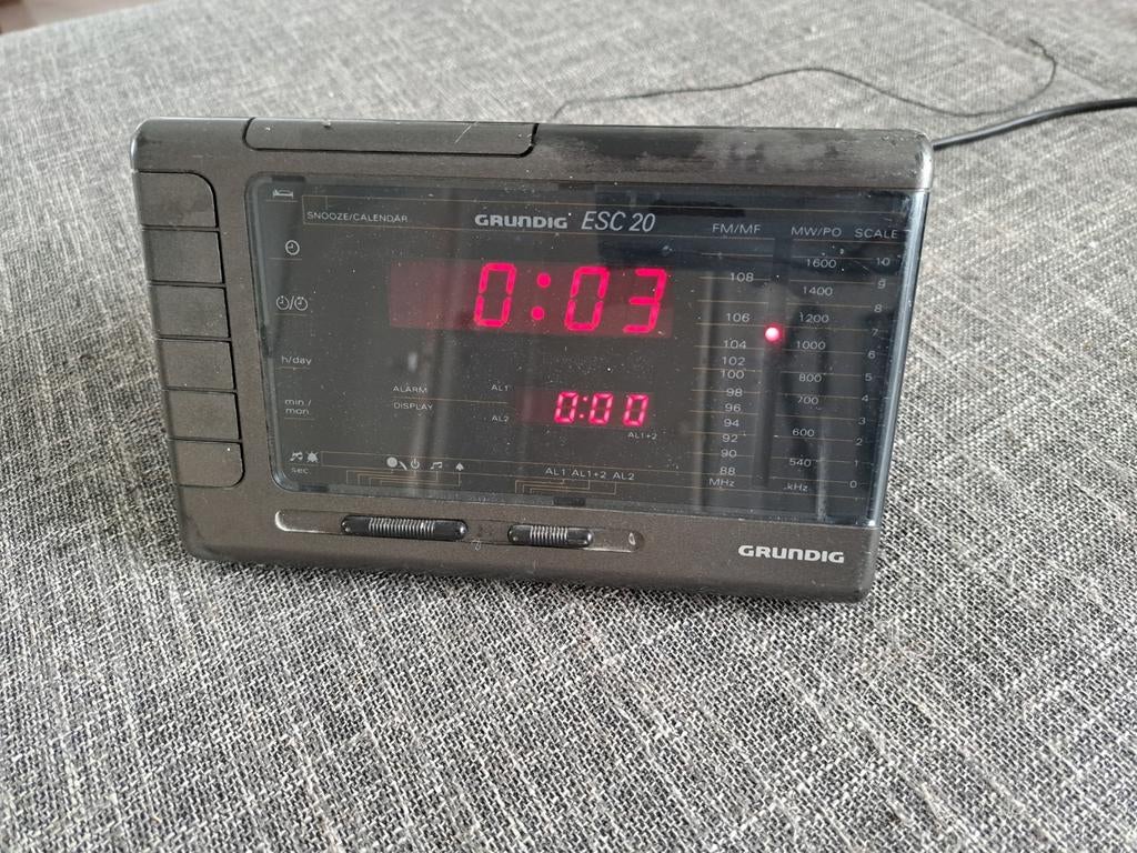Vintage Grundig ESC 20 Wekkerradio, Witgoed en Apparatuur, Wekkers, Ophalen of Verzenden, Gebruikt, Digitaal