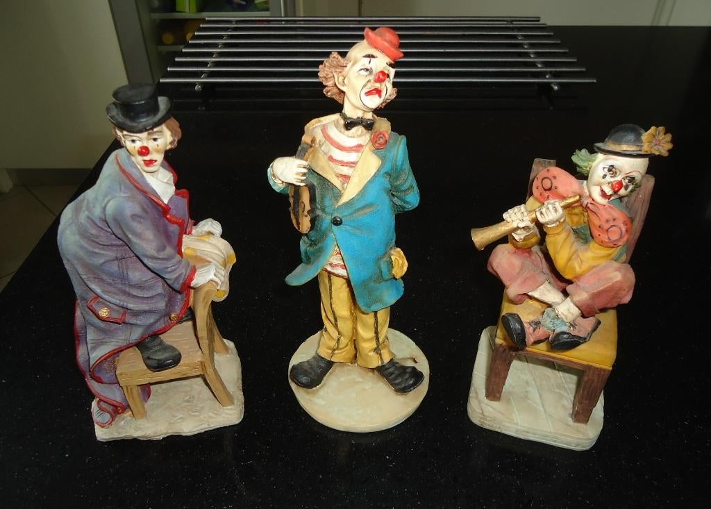 Te koop drie aardewerk clowntjes van 17 cm en 19 cm., Verzamelen, Beelden en Beeldjes, Ophalen of Verzenden, Zo goed als nieuw