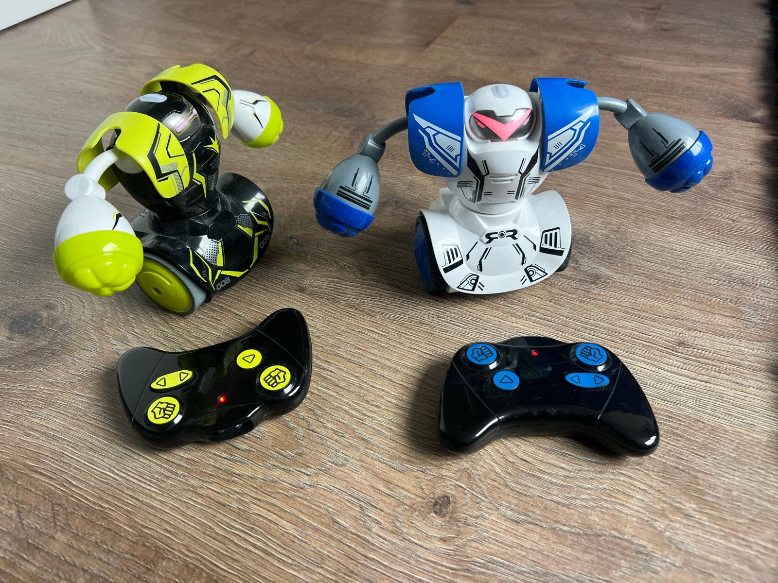 Robo Kombat Battle Robots met afstandsbediening, Ophalen, Zo goed als nieuw, Jongen of Meisje