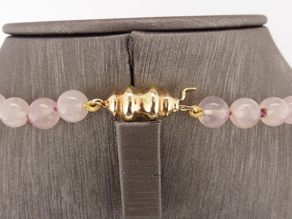 Rozenkwats collier met gouden slot en bolletjes          D24, Gebruikt, ., Ophalen of Verzenden, .