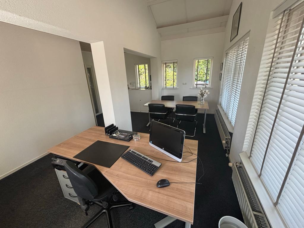 Complete kantoorinrichting met bureaus en vergadertafel, Huis en Inrichting, Ophalen, Gebruikt