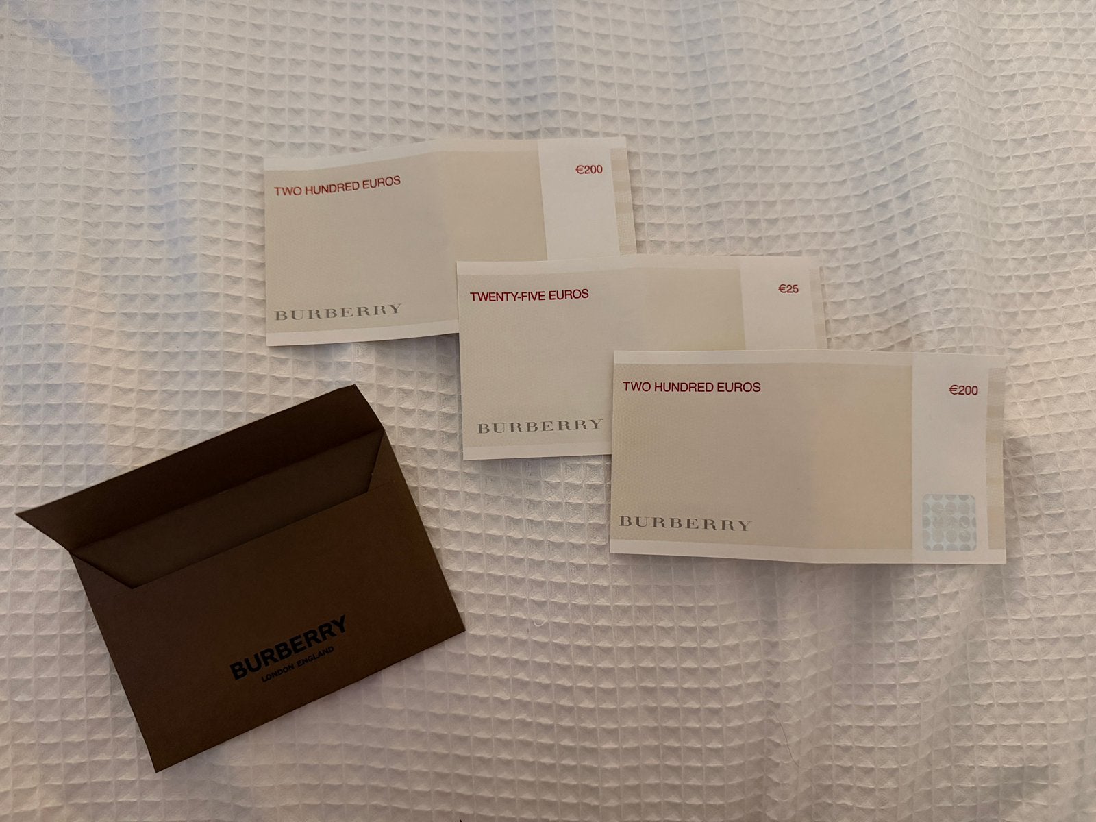 Burberry cadeaukaart / tegoedbon – €425 saldo – ongebruikt, Eén persoon, Overige soorten, Warenhuis- of Winkelbon