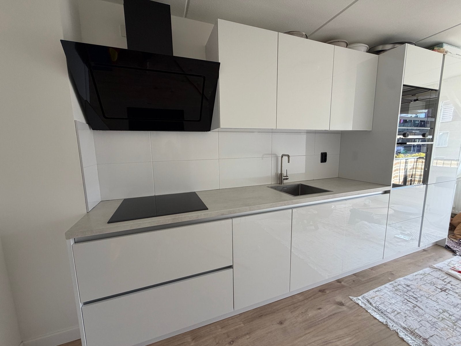 Moderne 2 jaar oude hoogglans keuken met Siemens apparatuur, Ophalen, Gebruikt, Wit, Enkelwandige keuken