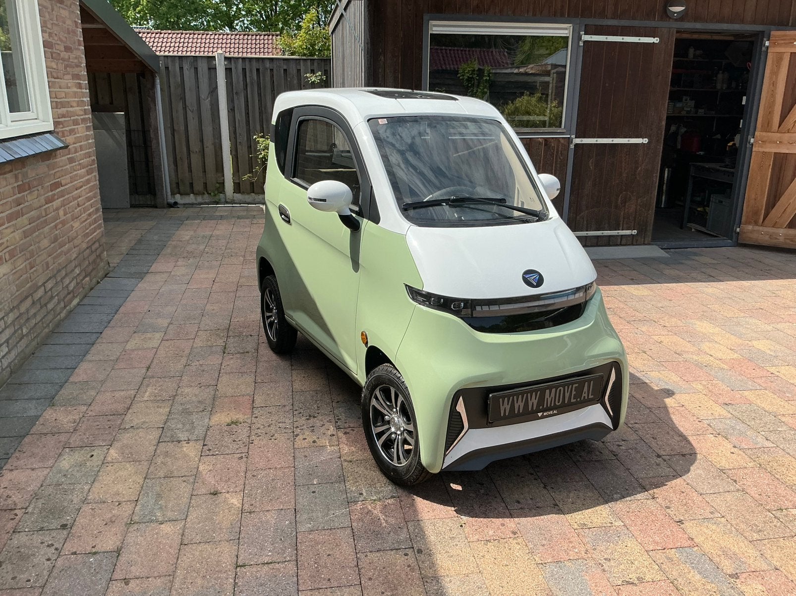 Overdekte Scootmobiel  (aangepaste) 2025, Ophalen, Zo goed als nieuw, 16 km/u of meer, Mango
